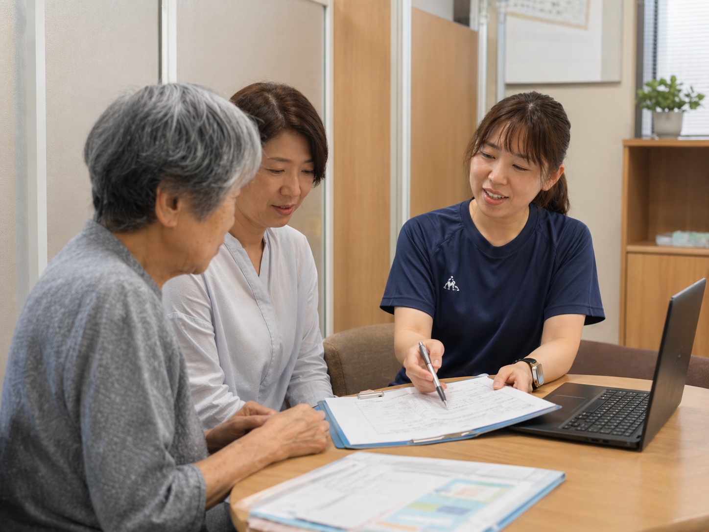 ケアマネジャーが書類を確認する様子