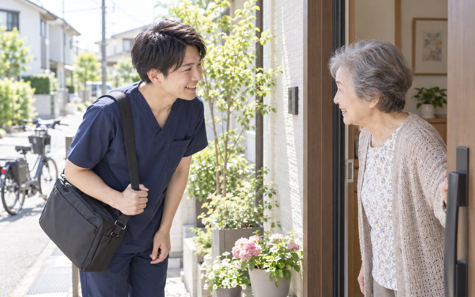 訪問先の玄関でご利用者に挨拶するスタッフ
